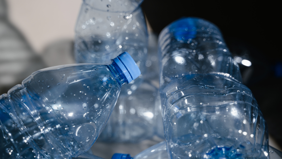 Pequenas soluções caseiras e econômicas colaboram para uma rotina mais prática e organizada na despensa. (Foto: Canva)