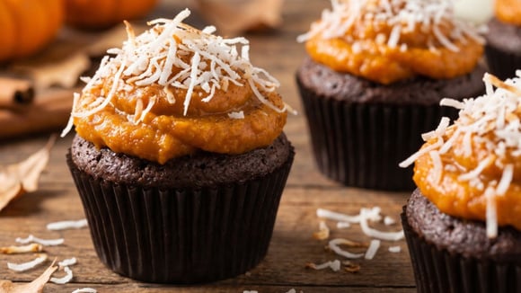 Cupcake de chocolate com doce de abóbora e coco ralado por cima (Créditos: Gerado por IA)