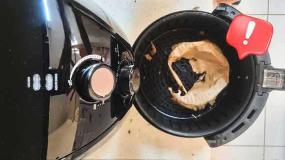 Vi faíscas e levei um susto! Por que a forma de papel queimou na airfryer? Entenda o que pode dar errado com o acessório na fritadeira
