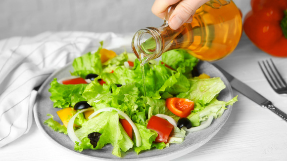 "Vai muito além do uso em saladas": esse é o jeito certo de usar o vinagre na cozinha segundo um chef de cozinha