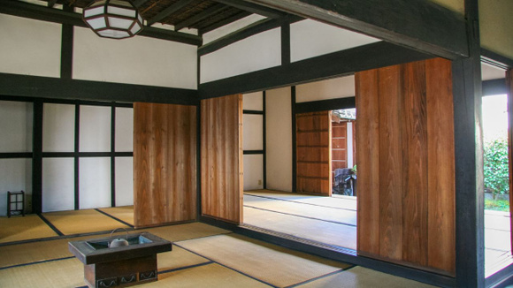 A circulação de ar das casas japonesas é o segredo para um ambiente sem mau cheiro (Créditos: Canva)