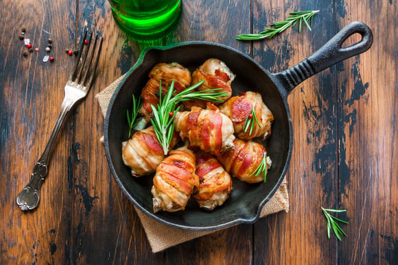 Essa receita é quase uma covardia: uma mistura de frango com maionese e bacon (Créditos: Shutterstock)
