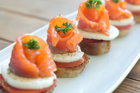 Canapé de salmão é uma entrada sofisticada. (Créditos: Shutterstock)