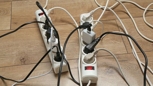 Adaptadores e extensões devem ser usados pontualmente e com os aparelhos certo, sem exageros (Créditos: Shutterstock)