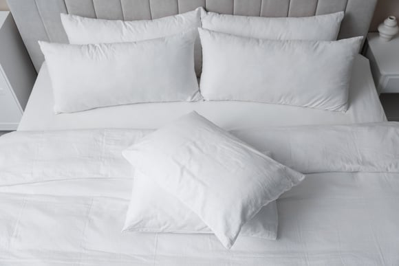 Por que as camas de hotel sempre têm vários travesseiros e um lençol? Se você já se questionou sobre isso, o TudoGostoso tem a resposta
