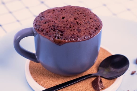 Nem açúcar, nem culpa: brownie sem forno só leva 3 ingredientes, é baixo em calorias e fica pronto em 3 minutos