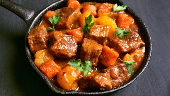 Era só o que faltava:  mais 100 quilos de carne contaminada com pedaços de MADEIRA são descartados após reclamação de clientes