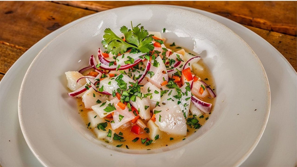 Ceviche tradicional com linguado, cebola roxa e temperos aromáticos em prato (Créditos: TudoGostoso)