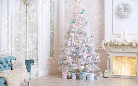 Nada de pinheiro verde nesse Natal? Descubra se cor tá fora de moda, qual a tendência 2024 e como salvar a sua árvore se não quiser comprar uma nova