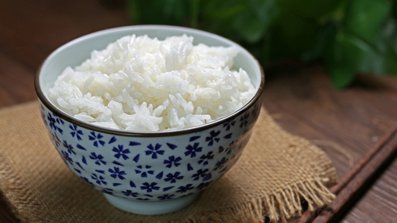 Um truque para revitalizar arroz cozido que sobrou, deixando-o macio e soltinho como arroz fresco, usando apenas um cubo de gelo