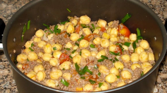 Grão-de-bico com carne moída na panela (Créditos: TudoGostoso)