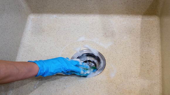 O truque simples com vinagre branco que deixa os ralos da casa sem cheiro