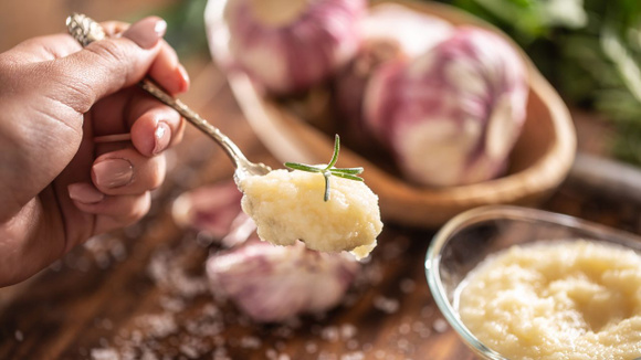 Pasta de alho é versátil e pode ser usada em inúmeras receitas do dia a dia (Créditos: Shutterstock)