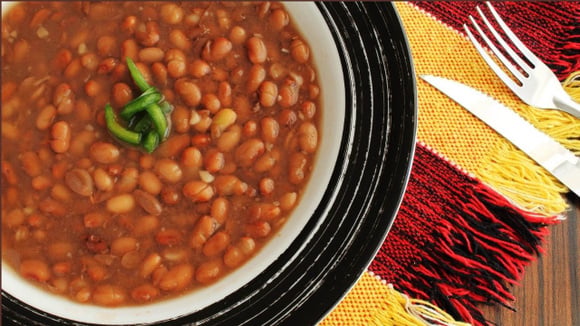 Escolha uma "família" de sabores ao preparar feijão para variar o tempero e deixar o prato ainda mais gostoso (Créditos: Shutterstock)