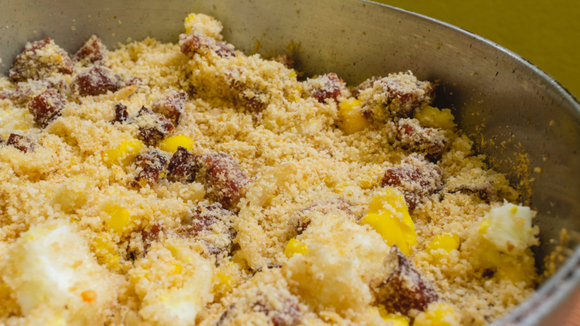 A melhor farofa de bacon e ovo que você vai comer na vida: o acompanhamento perfeito para o seu Natal