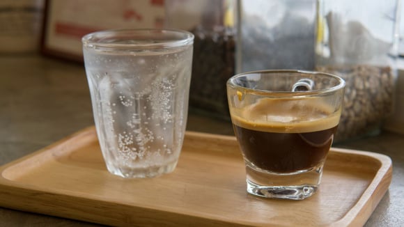 Café espresso e água com gás (Créditos: Shutterstock)