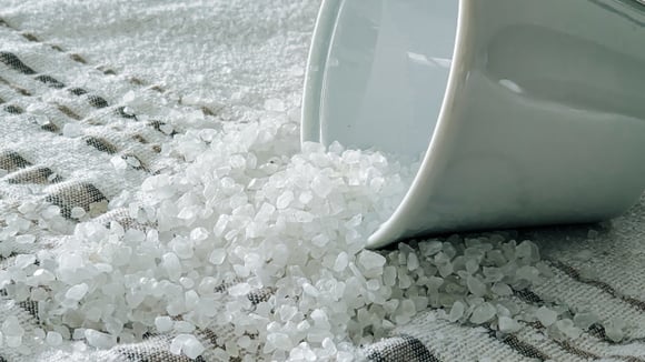 Um ingrediente simples de cozinha pode transformar a rotina de lavagem sem exigir produtos adicionais. (Foto: Shutterstock)