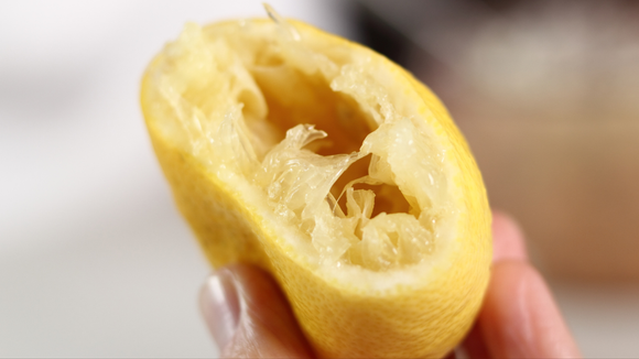 Como aproveitar o bagaço do limão e da laranja na limpeza da cozinha: economize com produtos caros