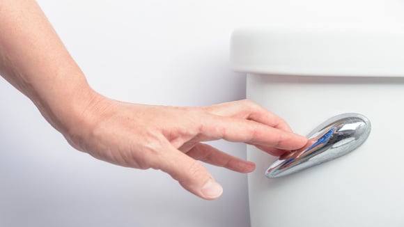 Depois de dar descarga, é melhor manter a tampa do vaso sanitário abaixada ou levantada? E depois de lavar?
