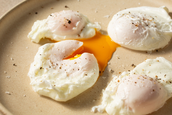 Vinagre, água em fervura suave e uma pequena tigela são os segredos usados pelo chef para conseguir ovos pochê bem formados. (créditos: Shutterstock)