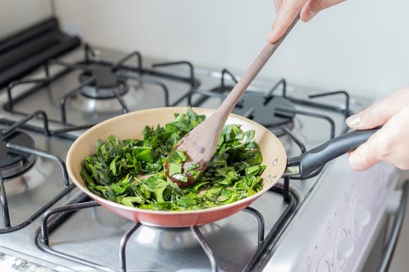 Adicione o ora-pro-nóbis à panela bem quente para evitar que a hortaliça solte baba. (Crédito: Shutterstock)