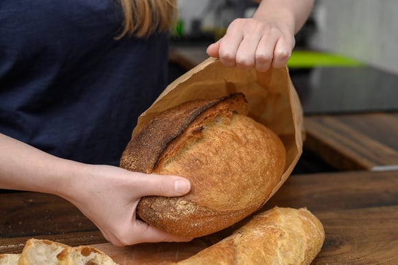 Nem plástico, nem pano: o truque simples de um padeiro para manter o pão fresco por dias