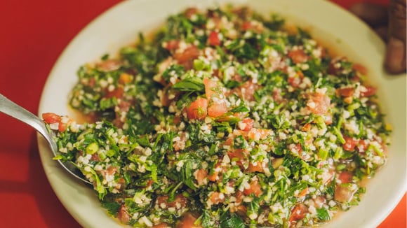 2 saladas rápidas e saborosas para um jantar em família