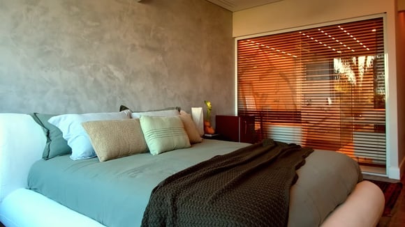 Objetos trazidos de viagens e peças afetivas ajudam a personalizar o apartamento. (créditos: reprodução/Youtube Casa Vogue Brasil)