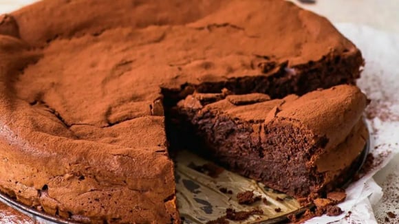 Nem brownie, nem suflê: esse bolo de chocolate sem farinha com textura de mousse é a união das quatro melhores sobremesas em uma só