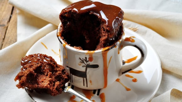 Esse bolo de caneca é delicioso e muito fácil de fazer (Créditos: TudoGostoso)