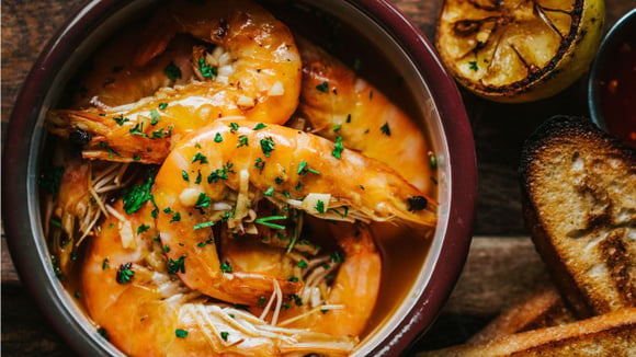 Muitas receitas de camarão são feitas com alho e azeite, ingredientes que valorizam o sabor delicado do fruto do mar (Créditos: Jose Prada/Pexels)