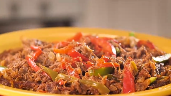 Carne louca de panela de pressão: a receita perfeita para servir com pão francês quentinho ou o que a sua fome mandar