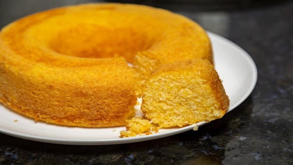 Bolo de milho de liquidificador pronto em 5 minutos: fica fofinho, saboroso e não tem glúten
