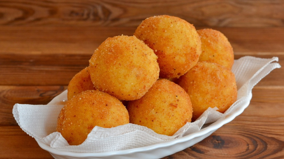 Provei esse bolinho crocante de costela no boteco e gostei tanto que precisei aprender a receita: vai virar seu novo vício!