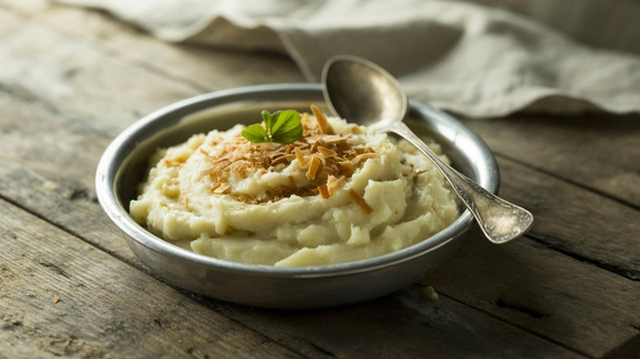 O segredo dos franceses para um purê de batatas muito mais cremoso, sem creme de leite nem manteiga