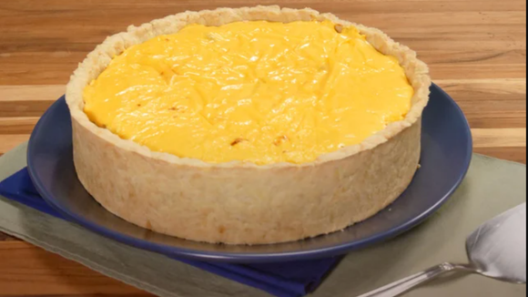 Costela desfiada, cheddar e cebola caramelizada: a combinação dos sonhos para quem ama uma torta salgada bem suculenta e é leitor do TudoGostoso