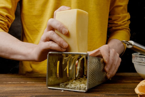 Experimente ralar o queijo com o ralador deitado (Créditos: Shutterstock)