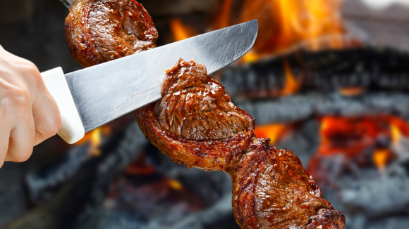 Depois de sair da churrasqueira, a carne deve descansar alguns minutos antes de ser cortada. (créditos: Shutterstock)