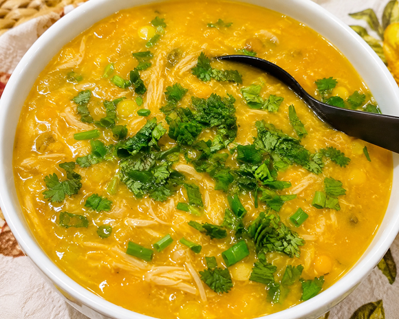 Friozinho pede um caldo de pinto: receita quentinha para aquecer as noites geladas com muito sabor