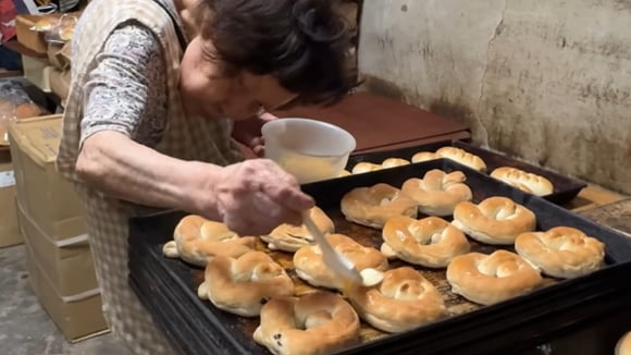 Ela se dedica todos os dias à fabricação dos pães e ainda atende no caixa (Créditos: Reprodução / YouTube @Japanesefoodcraftsman)