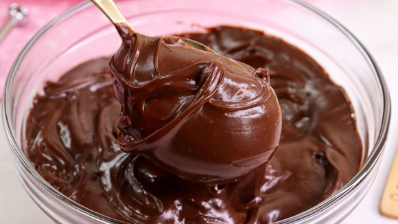 Eu nunca tinha feito um bom recheio para doces e bolos até aprender essa receita fácil de recheio cremoso e chocolatudo, sempre dá certo!