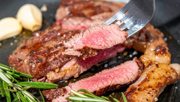 Paola Carosella revela o erro comum na temperatura da frigideira que impede a crosta perfeita ao selar a carne