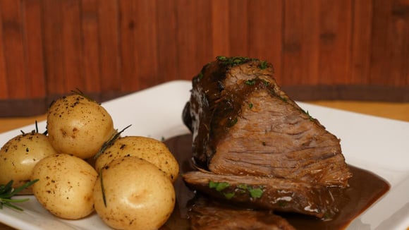 A maminha na cerveja preta entrega um molho encorpado com uma carne que desmancha na boca (Créditos: TudoGostoso)