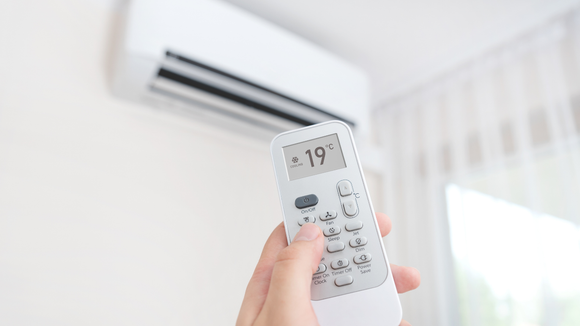 Se você liga o ar-condicionado quando o sol está forte, faça isto com as cortinas da janela: esse truque ajuda a manter o ambiente fresco por mais tempo, controla o calor dentro de casa e reduz o desperdício de energia