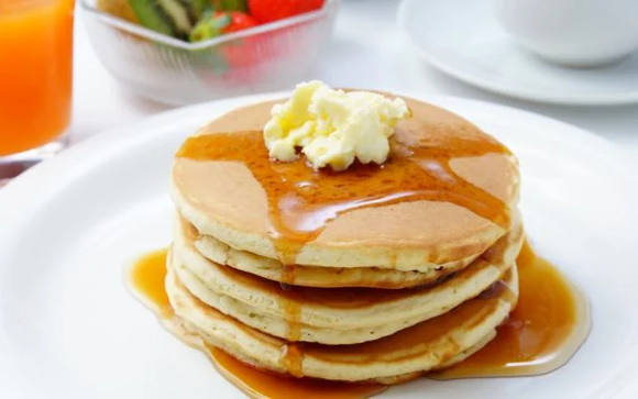  A panqueca americana é deliciosa e servida com calda, mel ou glucose de milho (Créditos: TudoGostoso)