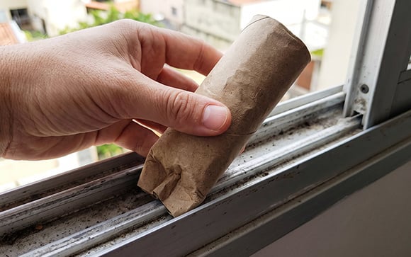 Experimente segurar um rolo de papel higiênico contra um parapeito de janela empoeirado: você descobrirá um truque muito útil!