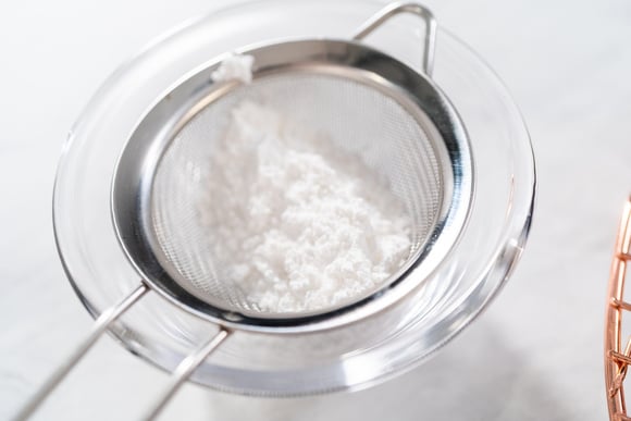 Com quantos anos vocês aprendeu que é possível fazer açúcar de confeiteiro em casa usando esses 2 ingredientes?