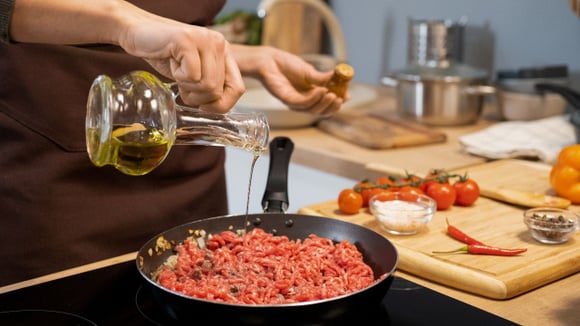 Exagerar na quantidade de gordura na comida pode acontecer, mas dá para corrigir com algumas dicas (Créditos: Shutterstock)