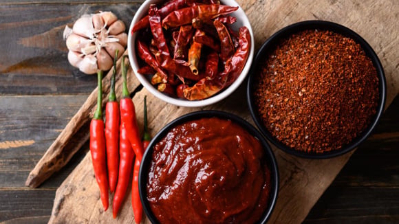 É possível preparar a pasta de pimenta coreana com ingredientes comuns no Brasil (Créditos: Shutterstock)