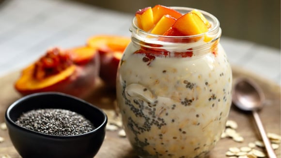 Por permitir todo tipo de acompanhamento, o overnight oats pode ganhar diversas versões para todos os gostos (Créditos: Shutterstock)